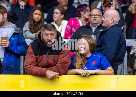 Exeter, Großbritannien. 31. August 2025. Fans, die vor dem Spiel Neuseeland Frauen gegen Japan Frauen Rugby World Cup Pool Sandy Park Exeter Sunday31, August 2025 Sandy Park, Copyright Credit: Martin Edwards/Alamy Live News Stockfoto