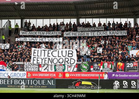 Rotterdam, Niederlande. 31. August 2025. ROTTERDAM, NIEDERLANDE - AUGUST 31: Die Fahnen der Fans und Fans während des niederländischen Eredivisie-Spiels zwischen Sparta Rotterdam und Feyenoord im Sparta-stadion Het Kasteel am 31. August 2025 in Rotterdam, Niederlande. (Foto von Hans van der Valk/Orange Pictures) Credit: Orange Pics BV/Alamy Live News Stockfoto