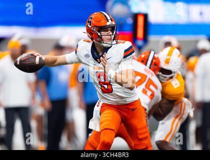 30. August 2025: Steve Angeli #9 der Syracuse Orange versucht, den Ball während des NCAA-Fußballspiels zwischen den Freiwilligen der University of Tennessee und der Syracuse University Orange im Mercedes-Benz Stadium, Atlanta, GA Tim Gangloff/CSM zu bestehen Stockfoto