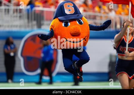 30. August 2025: Syracuse Orange Maskottchen feiert einen Touchdown während des NCAA-Fußballspiels zwischen den Freiwilligen der University of Tennessee und der Syracuse University Orange im Mercedes-Benz Stadium, Atlanta, GA Tim Gangloff/CSM Stockfoto