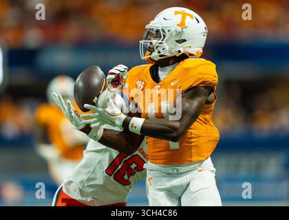 30. August 2025: Chris Peal #16 von der Syracuse Orange verteidigt den Pass gegen Braylon Staley #14 der Tennessee Volunteers während des NCAA-Fußballspiels zwischen den University of Tennessee Volunteers und der Syracuse University Orange im Mercedes-Benz Stadium, Atlanta, GA Tim Gangloff/CSM Stockfoto