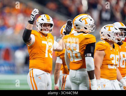 30. August 2025: Brian Grant #73 der Tennessee Volunteers meldet den Touchdown während des NCAA-Fußballspiels zwischen den University of Tennessee Volunteers und der Syracuse University Orange im Mercedes-Benz Stadium, Atlanta, GA Tim Gangloff/CSM Stockfoto