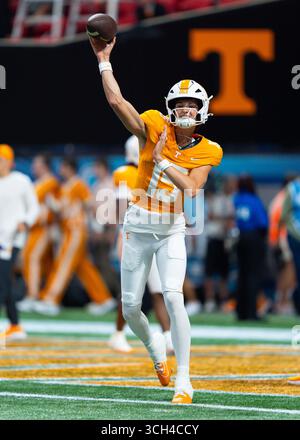 30. August 2025: George MacIntyre #15 der Tennessee Volunteers wärmt sich vor dem NCAA-Fußballspiel zwischen den University of Tennessee Volunteers und der Syracuse University Orange im Mercedes-Benz Stadium, Atlanta, GA Tim Gangloff/CSM auf Stockfoto