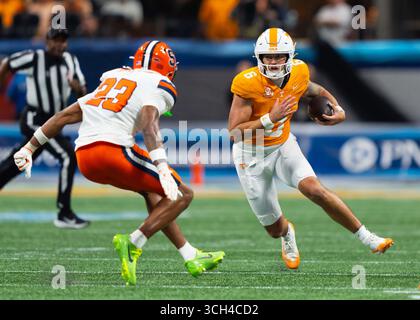30. August 2025: Joey Aguilar #9 der Tennessee Volunteers spielt den Ball während des NCAA-Fußballspiels zwischen den University of Tennessee Volunteers und der Syracuse University Orange im Mercedes-Benz Stadium, Atlanta, GA Tim Gangloff/CSM Stockfoto