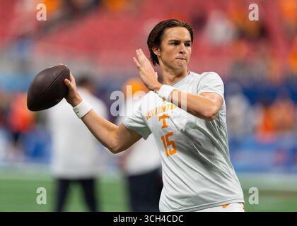 30. August 2025: George MacIntyre #15 der Tennessee Volunteers wärmt sich vor dem NCAA-Fußballspiel zwischen den University of Tennessee Volunteers und der Syracuse University Orange im Mercedes-Benz Stadium, Atlanta, GA Tim Gangloff/CSM auf Stockfoto