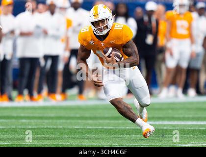 30. August 2025: DeSean Bishop #18 der Tennessee Volunteers spielt den Ball während des NCAA-Fußballspiels zwischen den University of Tennessee Volunteers und der Syracuse University Orange im Mercedes-Benz Stadium, Atlanta, GA Tim Gangloff/CSM Stockfoto
