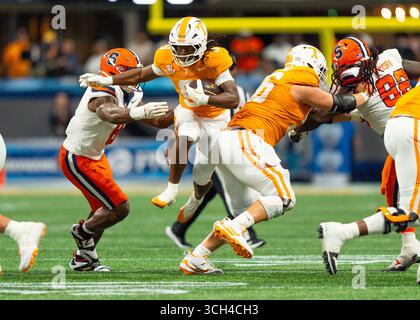 30. August 2025: Star Thomas #9 der Tennessee Volunteers spielt den Ball während des NCAA-Fußballspiels zwischen den University of Tennessee Volunteers und der Syracuse University Orange im Mercedes-Benz Stadium, Atlanta, GA Tim Gangloff/CSM Stockfoto