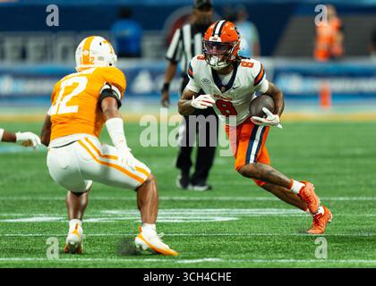 30. August 2025: Tyshawn Russell #8 der Syracuse Orange spielt den Ball während des NCAA-Fußballspiels zwischen den Freiwilligen der University of Tennessee und der Syracuse University Orange im Mercedes-Benz Stadium, Atlanta, GA Tim Gangloff/CSM Stockfoto