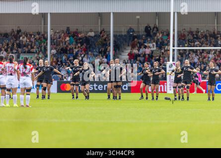 Exeter, Großbritannien. 31. August 2025. Neuseeland Frauen, die das Haka vor den japanischen Spielern spielen Neuseeland Frauen gegen Japan Frauen Rugby World Cup Pool Sandy Park Exeter Sunday31, August 2025 Sandy Park, Copyright Credit: Martin Edwards/Alamy Live News Stockfoto