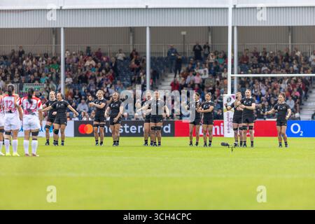 Exeter, Großbritannien. 31. August 2025. Neuseeland Frauen, die das Haka vor den japanischen Spielern spielen Neuseeland Frauen gegen Japan Frauen Rugby World Cup Pool Sandy Park Exeter Sunday31, August 2025 Sandy Park, Copyright Credit: Martin Edwards/Alamy Live News Stockfoto