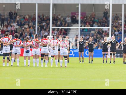 Exeter, Großbritannien. 31. August 2025. Neuseeland Frauen, die das Haka vor den japanischen Spielern spielen Neuseeland Frauen gegen Japan Frauen Rugby World Cup Pool Sandy Park Exeter Sunday31, August 2025 Sandy Park, Copyright Credit: Martin Edwards/Alamy Live News Stockfoto