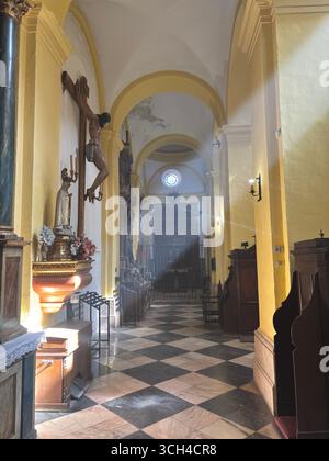 Religiöse Symbole und Architektur in Sevilla, Spanien, zeigen das reiche spirituelle Erbe und die architektonische Schönheit der Stadt. Stockfoto