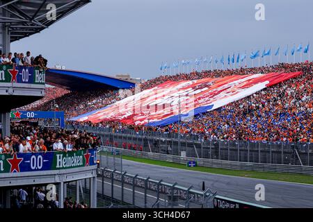 Zandvoort, Niederlande. 31. August 2025. Fans mit niederländischer Flagge während des Formel 1 Heineken Dutch Grand Prix 2025 am Tag 3 auf dem Circuit Zandvoort am 31. August 2025 in Zandvoort, Niederlande. (Foto: Marcel ter Bals/MTB-Photo/Alamy Live News) Stockfoto