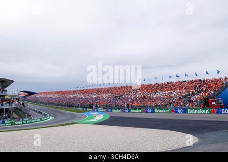 Zandvoort, Niederlande. 31. August 2025. Fans mit niederländischer Flagge während des Formel 1 Heineken Dutch Grand Prix 2025 am Tag 3 auf dem Circuit Zandvoort am 31. August 2025 in Zandvoort, Niederlande. (Foto: Marcel ter Bals/MTB-Photo/Alamy Live News) Stockfoto
