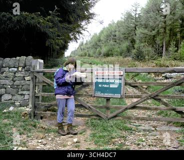 Privates Waldgebiet! Rambler wurde durch das Schild „No Public Access“ im Peak District National Park vereitelt. Siehe Karte! Stockfoto