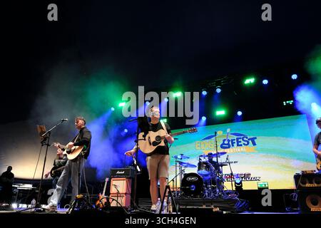 Jedburgh, Großbritannien. 31. August 2025. Am zweiten Tag des EdgeFest 2025 in Lilliardsedge bei Jedburgh tritt das Western End am 30. August 2025 auf. EdgeFest 2025, Musikfestival. Ein wachsendes Musikfestival in den schottischen Grenzen, das jetzt im dritten Jahr in Lilliardsedge in der Nähe von Jedburgh stattfindet. Musik und Unterhaltung für die ganze Familie, unter dem großen Dach. (Quelle: Rob Gray/Alamy Live News Stockfoto