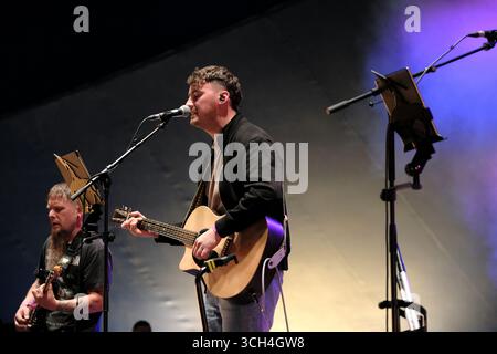 Jedburgh, Großbritannien. 31. August 2025. Am zweiten Tag des EdgeFest 2025 in Lilliardsedge bei Jedburgh tritt das Western End am 30. August 2025 auf. EdgeFest 2025, Musikfestival. Ein wachsendes Musikfestival in den schottischen Grenzen, das jetzt im dritten Jahr in Lilliardsedge in der Nähe von Jedburgh stattfindet. Musik und Unterhaltung für die ganze Familie, unter dem großen Dach. (Quelle: Rob Gray/Alamy Live News Stockfoto