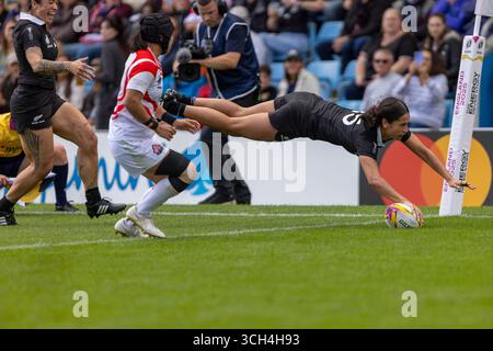 Exeter, Großbritannien. 31. August 2025. Neuseelands Braxton Sorensen-McGee fliegt durch die Luft, um einen Versuch für Neuseeland Neuseeland Frauen gegen Japan Frauen Frauen Rugby World Cup Pool Sandy Park Exeter Sonntag31, August 2025 Sandy Park, Copyright Credit: Martin Edwards/Alamy Live News Stockfoto