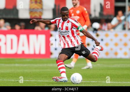 Rotterdam, Niederlande. 31. August 2025. ROTTERDAM, NIEDERLANDE - AUGUST 31: Bruno Martins Indi von Sparta Rotterdam schießt den Ball während des niederländischen Eredivisie-Spiels zwischen Sparta Rotterdam und Feyenoord im Sparta-stadion Het Kasteel am 31. August 2025 in Rotterdam. (Foto von Hans van der Valk/Orange Pictures) Credit: Orange Pics BV/Alamy Live News Stockfoto