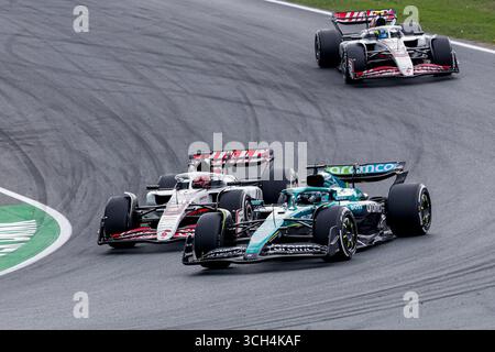 Zandvoort, Niederlande. 31. August 2025. Starten Sie nach dem Safety Car, Lance Walk of Canada und Aston Martin F1 Team sowie Esteban Ocon aus Frankreich und Haas F1 Team kämpfen während des Formel 1 Heineken Dutch Grand Prix 2025 am Tag 3 auf dem Circuit Zandvoort am 31. August 2025 in Zandvoort, Niederlande. (Foto: Marcel ter Bals/MTB-Photo/Alamy Live News) Stockfoto