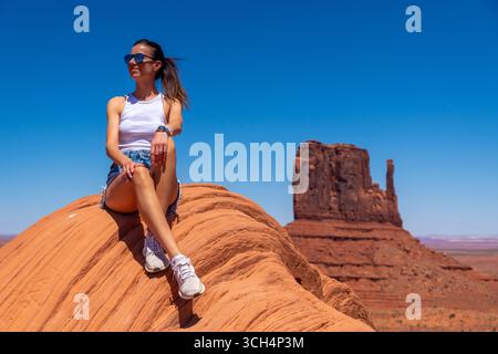 Junge Frau in weißem Hemd und Shorts bei Stagecoach Formations in Utah, USA Stockfoto