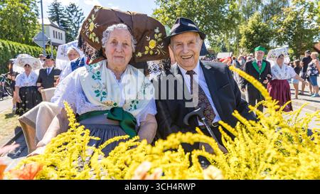 31. August 2025, Brandenburg, Burg (Spreewald): Ein Paar in Spreewaldtracht nimmt an der Trachtenparade durch die Ortsmitte Burger im Rahmen des lokalen und Trachtenfestes Teil. Foto: Frank Hammerschmidt/dpa Stockfoto
