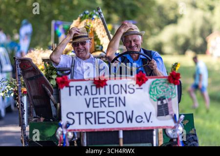 31. August 2025, Brandenburg, Burg (Spreewald): Teilnehmer der Trachtenparade im Rahmen des Lokal- und Trachtenfestes kommen am Aufstellort an. Foto: Frank Hammerschmidt/dpa Stockfoto