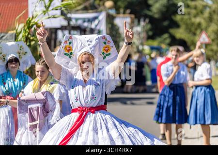 31. August 2025, Brandenburg, Burg (Spreewald): Eine Teilnehmerin der Trachtenparade im Rahmen des Lokal- und Trachtenfestes tanzt sich bis zur Besetzung. Foto: Frank Hammerschmidt/dpa Stockfoto