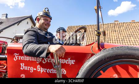 31. August 2025, Brandenburg, Burg (Spreewald): Mitglieder der Freiwilligen Feuerwehr nehmen im Rahmen des Ortsgeschichte- und Trachtenfestes an der traditionellen Parade durch die Innenstadt teil. Foto: Frank Hammerschmidt/dpa Stockfoto
