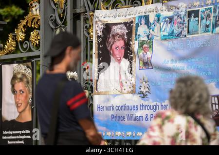 London. UK. 31. August 2025. Königliche Fans versammeln sich vor dem Kensington Palace in London, um der verstorbenen Diana, Prinzessin von Wales, am 28. Todestag zu ehren. Quelle: London News/Alamy Live News Stockfoto