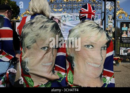 London. UK. 31. August 2025. Königliche Fans versammeln sich vor dem Kensington Palace in London, um der verstorbenen Diana, Prinzessin von Wales, am 28. Todestag zu ehren. Quelle: London News/Alamy Live News Stockfoto