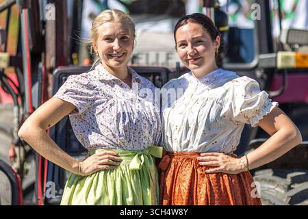 31. August 2025, Brandenburg, Burg (Spreewald): Teilnehmer der Trachtenparade im Rahmen des Lokal- und Trachtenfestes stehen am Besetzungsort. Foto: Frank Hammerschmidt/dpa Stockfoto
