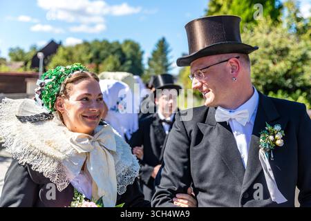 31. August 2025, Brandenburg, Burg (Spreewald): Zwei Teilnehmer der Parade im Rahmen des lokalen und traditionellen Trachtenfestes im traditionellen Burger-Hochzeitskostüm gekleidet. Foto: Frank Hammerschmidt/dpa Stockfoto