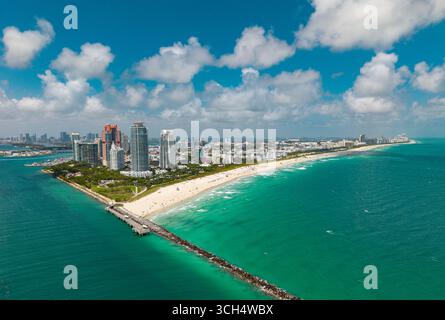 Skyline von Miami Beach. Blick aus der Vogelperspektive auf South Pointe Park und South Beach. Stockfoto