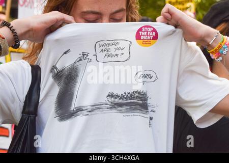 London, England, Großbritannien. 31. August 2025. Demonstranten versammeln sich zur Unterstützung von Migranten vor dem Britannia International Hotel in Canary Wharf, wo Asylsuchende untergebracht sind. Dies ist Teil der laufenden Demonstrationen im Zusammenhang mit Migranten, die in ganz Großbritannien stattfinden. (Kreditbild: © Vuk Valcic/ZUMA Press Wire) NUR REDAKTIONELLE VERWENDUNG! Nicht für kommerzielle ZWECKE! Quelle: ZUMA Press, Inc./Alamy Live News Stockfoto