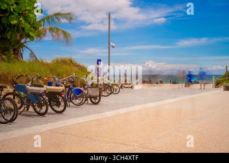 Langzeitbelichtung des Miami Beach Ocean Access Point im South Pointe Park. Bild, das bei längerer Belichtung bei unscharfen Personen aufgenommen wurde Stockfoto