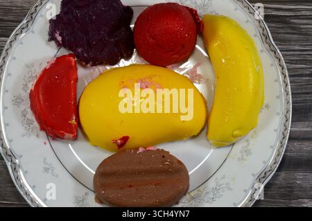 Gefrorene Köstlichkeiten mit Fruchtgeschmack, Eis-Pops oder Eis-Bars, Kombination aus Obst und Eis, verschiedene Geschmacksrichtungen ein erfrischendes Sommererlebnis, das ta Stockfoto