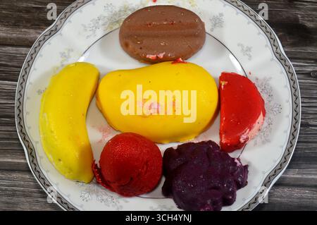 Gefrorene Köstlichkeiten mit Fruchtgeschmack, Eis-Pops oder Eis-Bars, Kombination aus Obst und Eis, verschiedene Geschmacksrichtungen ein erfrischendes Sommererlebnis, das ta Stockfoto