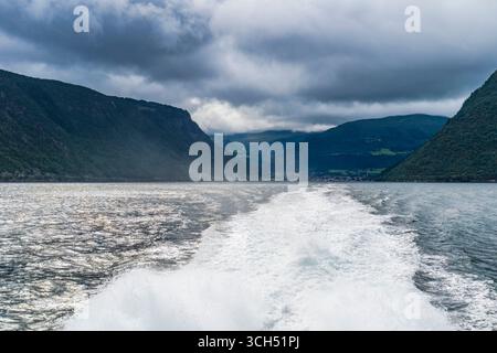 Moody, dunkler Himmel über dem Sognefjord in Norwegen Stockfoto