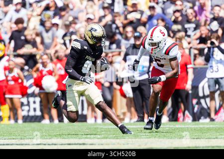 30. August 2025: Purdue Wide Receiver Nitro Tuggle (0) läuft mit dem Ball nach dem Fang, während Ball State Defensive Back Roman Pearson (5) während der NCAA-Fußballspiele zwischen den Ball State Cardinals und den Purdue Boilermakers im Ross-Ade Stadium in West Lafayette, Indiana, verfolgt. John Mersits/CSM (Credit Image: © John Mersits/Cal Sport Media) Stockfoto