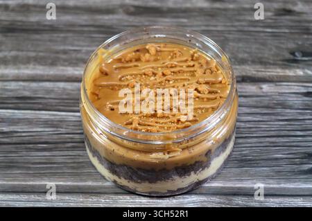 Biskuit cremig mit Kuchen, garniert mit Keks und Schichten mit Kuchen, ein weiches, zubereitetes Essen mit Schichten Schlagsahne, Kuchen und garniert mit Kekse Stockfoto