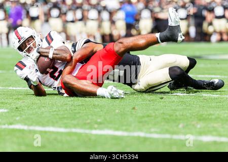30. August 2025: Ball State Wide Receiver Ty Robinson (2) fängt den Ball als Purdue Defensive Back Hudauri Hines (4) während der NCAA-Football-Action zwischen den Ball State Cardinals und den Purdue Boilermakers im Ross-Ade Stadium in West Lafayette, Indiana. John Mersits/CSM Stockfoto