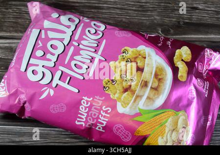 Kairo, Ägypten, 25. August 2025: Süßer Erdnussgeschmack Flaminco Puffcorn oder Maispuffs sind gepuffte oder extrudierte Maissnacks, die mit Maismehl zubereitet werden Stockfoto