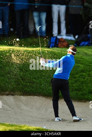 September 2014; Gleneagles, Perthshire, SCT; der Europäer Ian Poulter schlägt den Bunker am ersten Loch während des morgendlichen Fourballs für den Ryder Cup 2014 auf dem Gleneagles Hotel-PGA Centenary Course aus. Stockfoto
