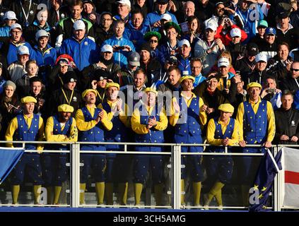 September 2014; Gleneagles, Perthshire, SCT; die europäischen Fans bejubeln ihr Team hinter dem ersten Abschlag während des morgendlichen Fourballs für den Ryder Cup 2014 auf dem Gleneagles Hotel-PGA Centenary Course. Stockfoto