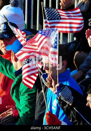 September 2014; Gleneagles, Perthshire, SCT; amerikanische Fans schwenken ihre Fahnen beim ersten Abschlag während des morgendlichen Fourballs für den Ryder Cup 2014 auf dem Gleneagles Hotel-PGA Centenary Course. Stockfoto