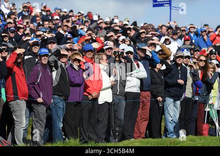 September 2014; Gleneagles, Perthshire, SCT; die Besucher säumen das 16. Fairway, um die Vierball-Spiele am ersten Tag des Ryder Cup 2014 im Gleneagles Resort - PGA Centenary Course zu beobachten. Stockfoto
