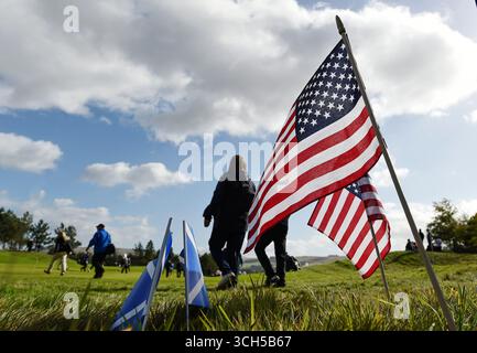 September 2014; Gleneagles, Perthshire, SCT; amerikanische und schottische Flaggen auf dem Fairway am ersten Tag des Ryder Cup 2014 im Gleneagles Resort - PGA Centenary Course. Stockfoto