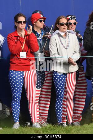 September 2014; Gleneagles, Perthshire, SCT; amerikanische Fans applaudieren am ersten Tag des Ryder Cup 2014 im Gleneagles Resort - PGA Centenary Course an der Seite des 12. Grüns. Stockfoto