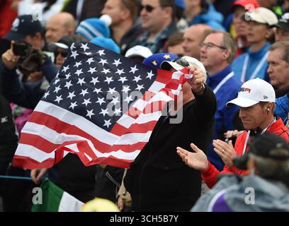 September 2014; Gleneagles, Perthshire, SCT; amerikanische Fans winken die Sterne und Streifen während des nachmittäglichen Viersomes-Spiels am ersten Tag des Ryder Cup 2014 im Gleneagles Resort - PGA Centenary Course. Stockfoto